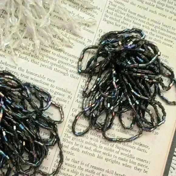 Pair of vintage 1950s sparkle clip on earrings - Picture 4 of 8